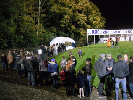 Massa volk voor griezeltocht