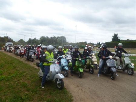 Met 90 vespa's de baan op