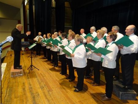 Met zijn allen zingen uit volle borst