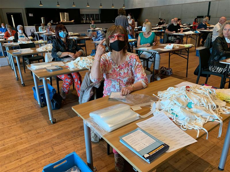 Mondmaskers worden klaargemaakt voor bedeling