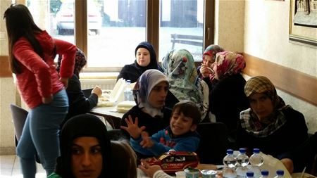 Moskee geeft Offerfeestmaal aan asielzoekers