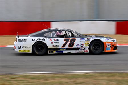 Nascar wagens in colonne naar Marktplein