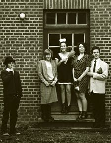 Nestors spelen 'De Kale Zangeres'