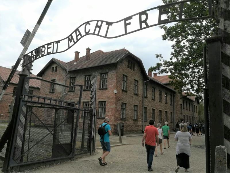 Niet fietsen maar bezoek aan uitroeiingskampen