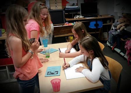 Noa en Amber schreven een boek