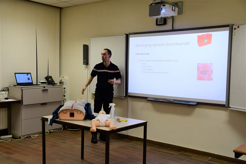 Ondernemers leren EHBO bij de brandweer