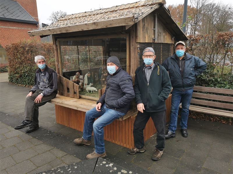 Ook in Eversel bouwden vrijwilligers de stal