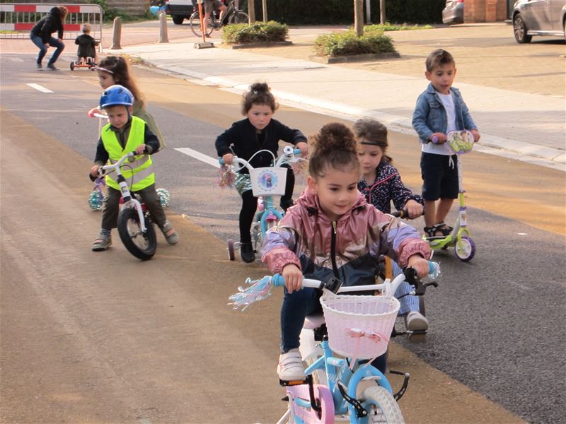 Op strapdag was de straat helemaal van de kleuters