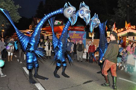Openingsspektakel met vuurwerk en vreemde wezens