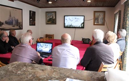 Oude filmpjes kijken in het Woutershof