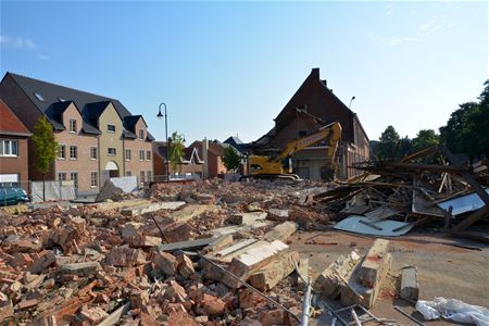 Oude school al voor de helft gesloopt