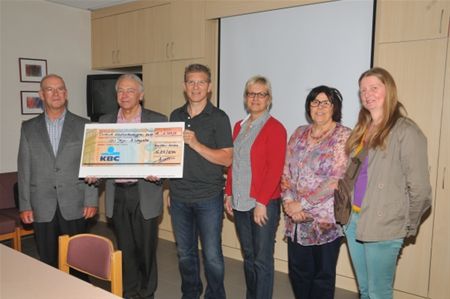 Pastoor Olav geeft 1315 euro aan 't Weyerke