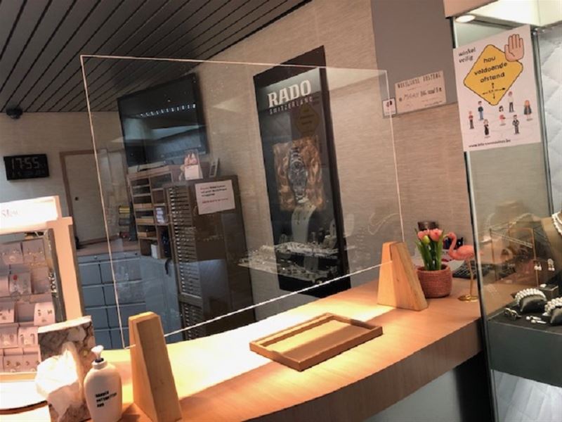 Plexischermen op de toonbanken