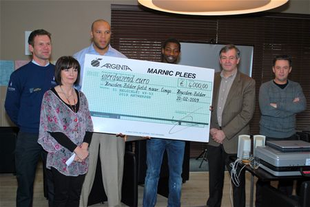 Politie geeft 4.000 euro aan Congolees ziekenhuis