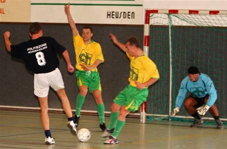 Politie wint na strafschoppen