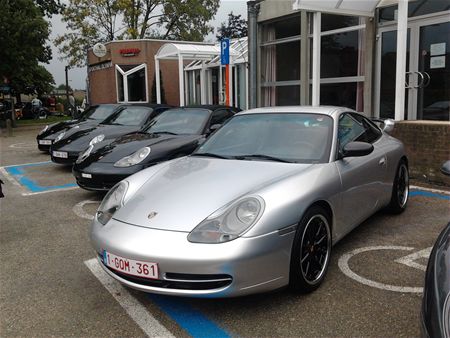 Porsches verzamelen aan sporthal Olympia