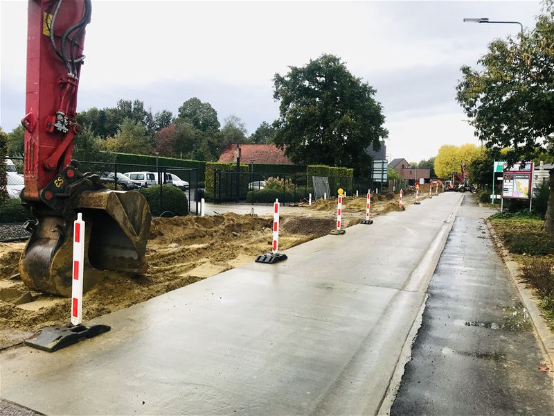 Portiek tegen vrachtwagens in Everselstraat