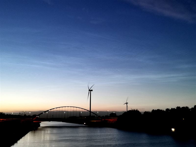 Prachtig avondspel in de lucht