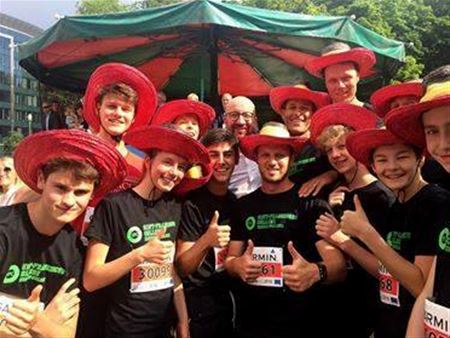 Premier wilde met SFC-leerlingen op de foto