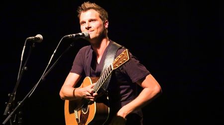 Première theatertournee Koen Buyse boenk erop