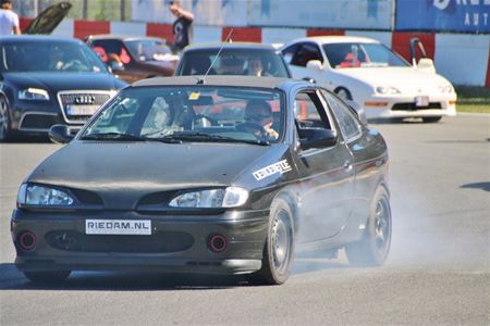 Race Wars: cars en babes