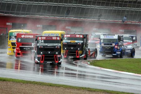 Regen draagt bij tot spektakel