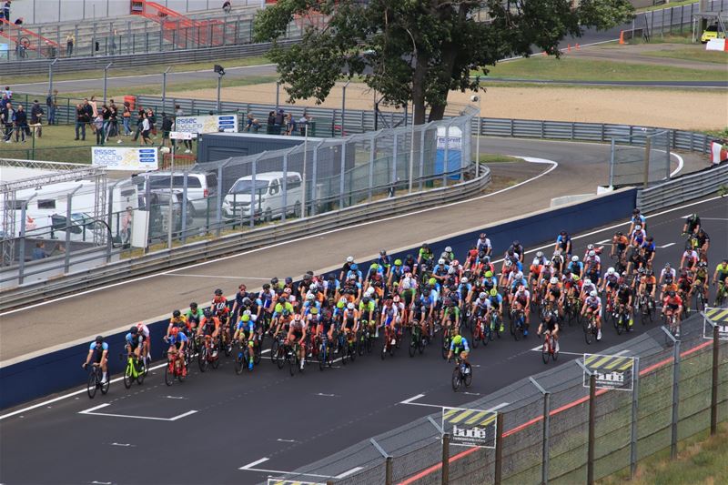 Renners beuken tegen de wind op 't circuit