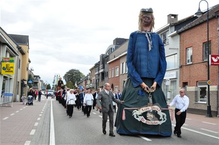 Reuzen en muzikanten samen door 't dorp