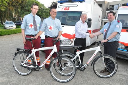 Rode Kruis rijdt met BMW .... fietsen