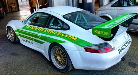 Rondjes op circuit draaien met de Race-Taxi