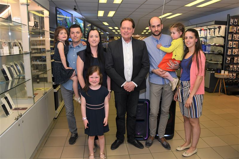 Ronny geeft Exellent-fakkel door aan Evi en Alex