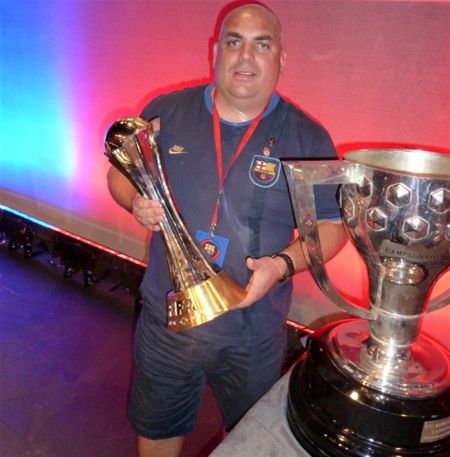 Rudy toont de bekers van Barcelona