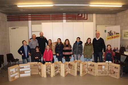 Samen werken aan een speelhuis met meubels