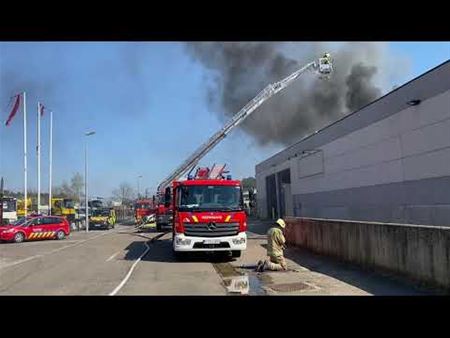 Scherpe, prikkelende rook bij bedrijfsbrand