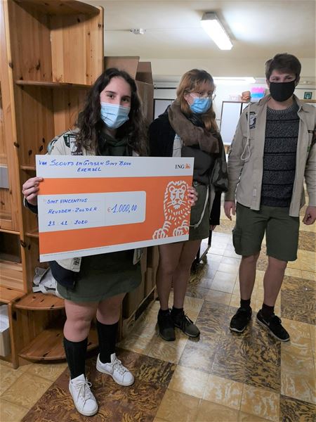 Scouts geven papieropbrengst aan St.-Vincentius