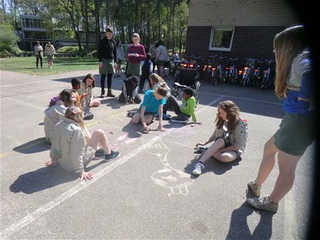 Scouts organiseren spelen voor kinderen De Bark