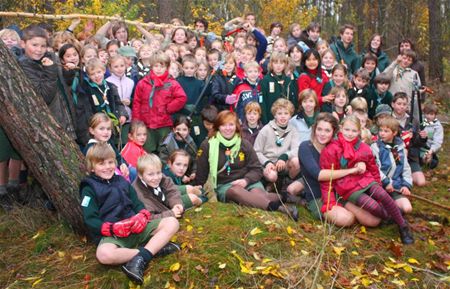 Scouts ruimen de bossen op