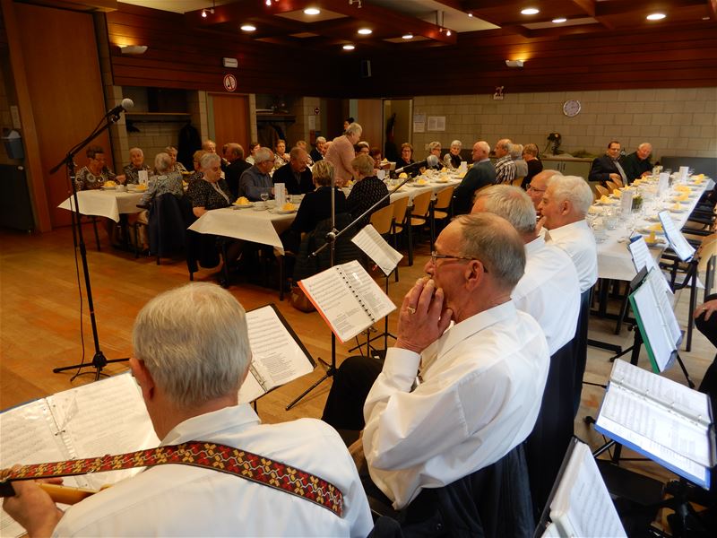 Senioren aan de feesttafel