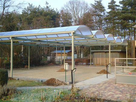 Senioren kunnen petanque spelen in de regen