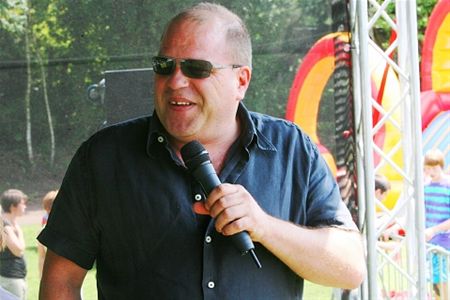 Sergio verrassingsgast op School 's out party