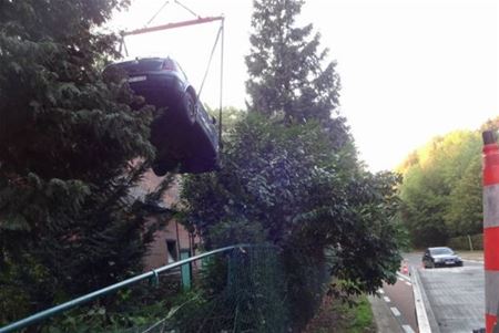 Slippende auto belandt in voortuin