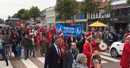 SP.A-schepen paradeerde met Grijze Wolven