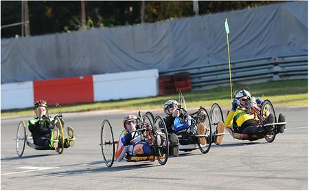 Sporters met handicap fietsen op circuit