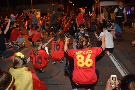 Straatfeest met autokaravanen en discobar