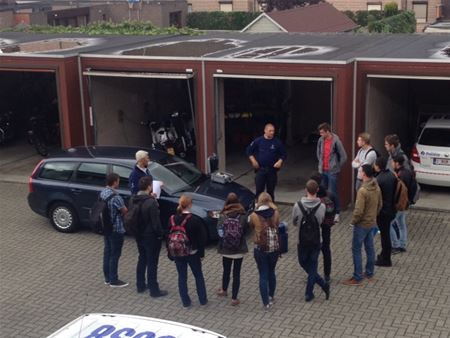 Studenten op bezoek bij de lokale politie