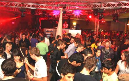 Swingen in The Red Room