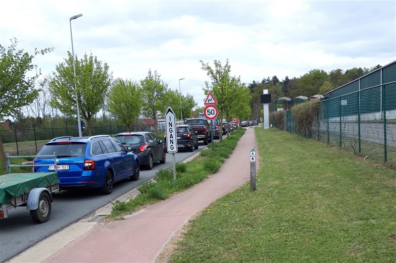 't Is weer file aan het recyclagepark