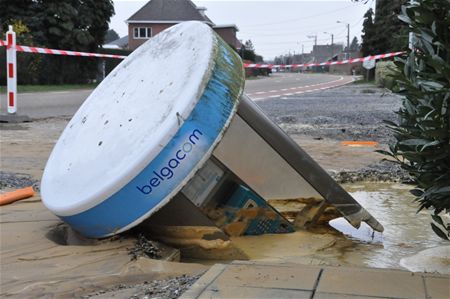 Telefooncel in de grond gezakt
