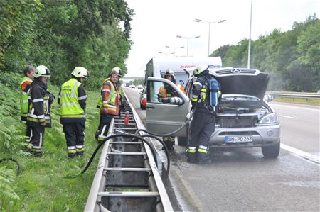 Terreinwagen vat vuur op snelweg