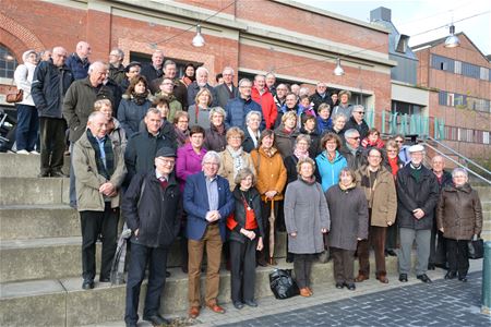 Toeristische gidsen verzamelden op mijnsite
